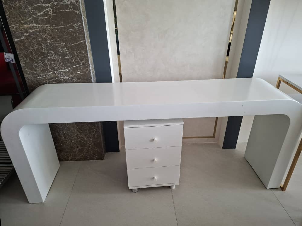 میز ناخن خم ۲نفره‌